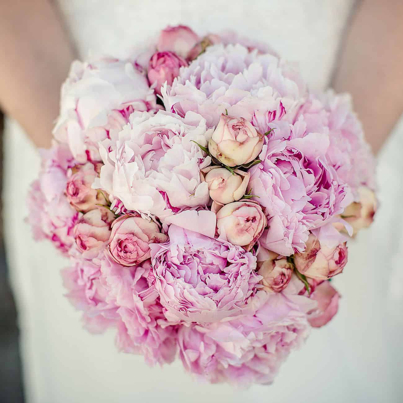 Bouquet de mariée romantique pivoines et roses branchues