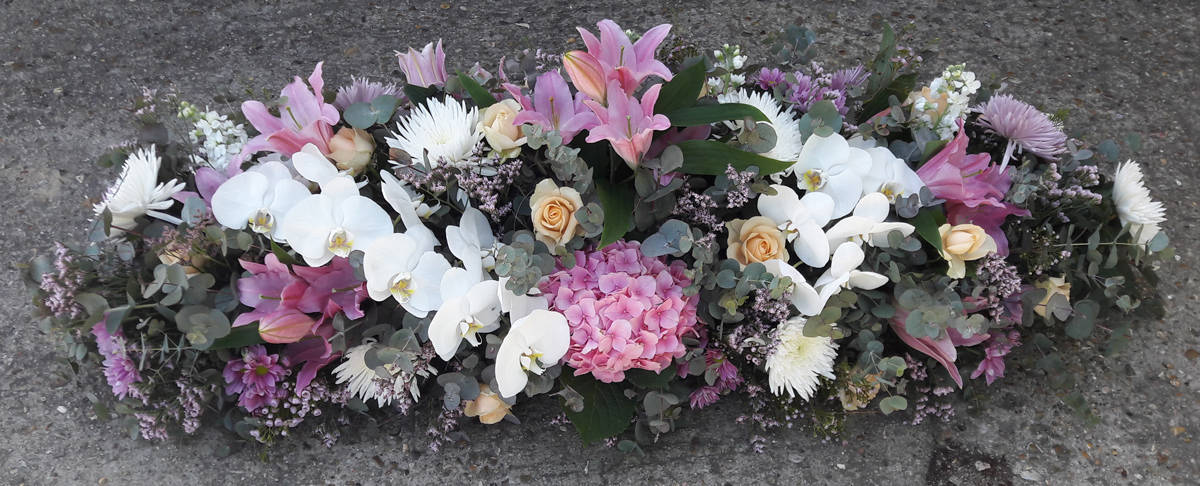 raquette coussin fleurs pastel enterrement