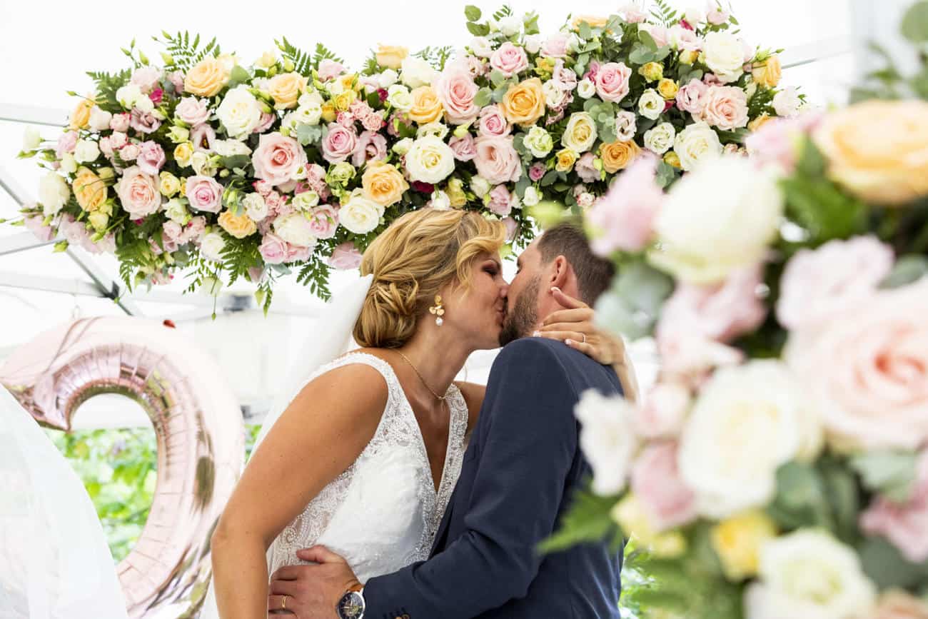mariage au chateau des clos à Bonnelles arche florale ceremonie laique